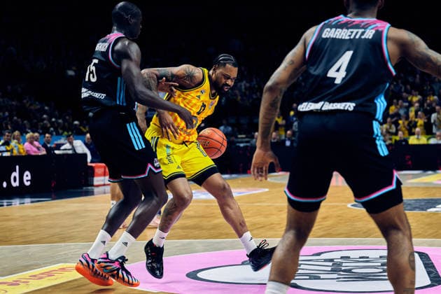 J Wan Roberts Alba Berlin, 13 , Kur Jongkuch Telekom Baskets Bonn, 15 , GER, ALBA Berlin vs Telekom Baskets Bonn, Basketball Men, easy Credit BBL, Season 2025 2026, Matchday 30, 20 04 2026 GER, ALBA Berlin vs Telekom Baskets Bonn, Basketball Men, easy Credit BBL, Season 2025 2026, Matchday 30, 20 04 2026 Berlin Copyright: xClaudiusxRauch,xEibner-Pressefotox xClaudiusxRauchx EP_CRH