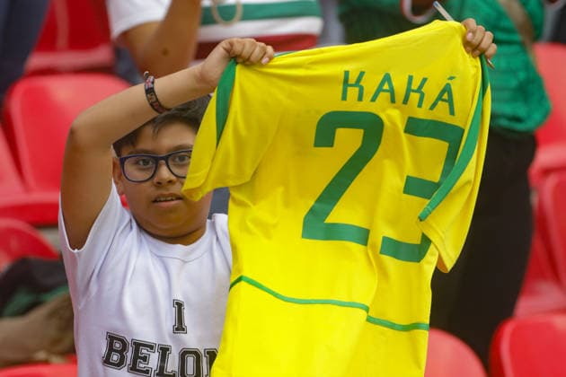 April 20, 2026, Mexico City, Ciudad de Mexico, Mexico: A fan shows the jersey of Kaka during the legends exhibition football match between Mexico and Brazil at Estadio Banorte. on April 19, 2026, 2026 in Mexico City, Mexico. Mexico City Mexico - ZUMAe321 20260420_zsa_e321_010 Copyright: xIanxRoblesx
