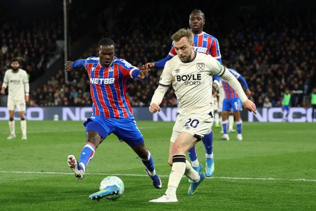 Crystal Palace v West Ham United, Premier League Jarrod Bowen of West Ham United loses his boot as he kicks the ball during the Crystal Palace v West Ham United Premier League match at Selhurst Park, London, England on 20 April 2026 Credit: Ian Stephen Every Second Media Editorial use only. All images are copyright Every Second Media Limited. No images may be reproduced without prior permission. All rights reserved. Premier League and Football League images are subject to licensing agreements with Football DataCo Limited. see https: www.football-dataco.com Copyright: xIMAGO EveryxSecondxMediax ESM-1921-0026 IanxStephenx xEveryxSecondxMediax