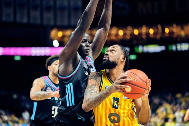 Kur Jongkuch Telekom Baskets Bonn, 15 , J Wan Roberts Alba Berlin, 13 GER, ALBA Berlin vs Telekom Baskets Bonn, Basketball Men, easy Credit BBL, Season 2025 2026, Matchday 30, 20 04 2026 GER, ALBA Berlin vs Telekom Baskets Bonn, Basketball Men, easy Credit BBL, Season 2025 2026, Matchday 30, 20 04 2026 Berlin Copyright: xClaudiusxRauch,xEibner-Pressefotox xClaudiusxRauchx EP_CRH