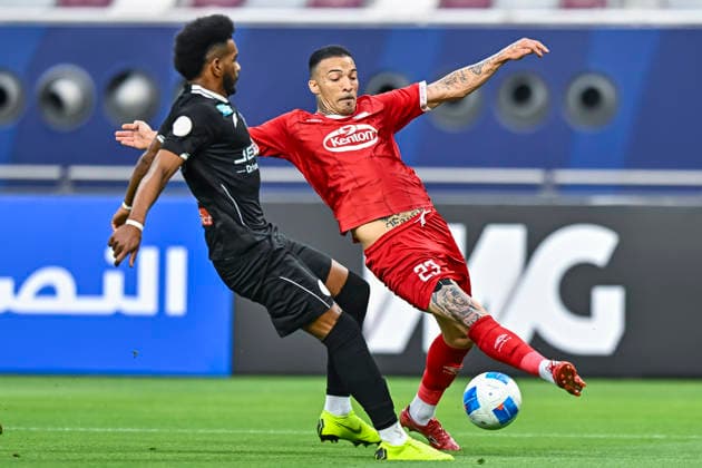 Fußball, Gulf Club CL, Al-Shabab - Zakho SC Zakho vs Al-Shabab AGCFF Gulf Club Champions League Semi-Final Joseph Figueredo (R) of Zakho and YAli Albulayhi of Al-Shabab in action during the AGCFF Gulf Club Champions League Semi-Final football match between IraqÕs Zakho and Saudi ArabiaÕs Al-Shabab at Khalifa International Stadium in Doha, Qatar, on April 19, 2026. DOHA Qatar Copyright: xNOUSHADx