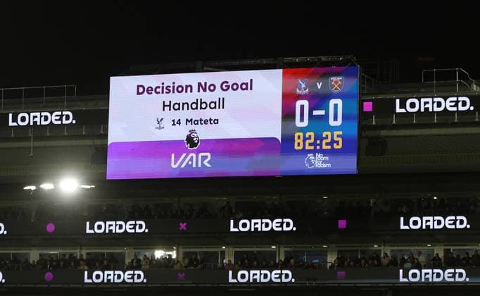 Premier League - Crystal Palace FC and West Ham United LONDON, ENGLAND, APRIL 20: Video Assistant Referee VAR disallows Ismaila Sarr of Crystal Palace goal for a handball by Jean-Philippe Mateta of Crystal Palace on the big screen during the Premier League match between Crystal Palace FC v West Ham United FC at Selhurst Park Stadium, London, England, on April 20. (Photo by Daniel Weir) London Selhurst Park Stadium England Copyright: xDanielxWeir SportsxPressxPhotox Sportspressphoto_SPR133783