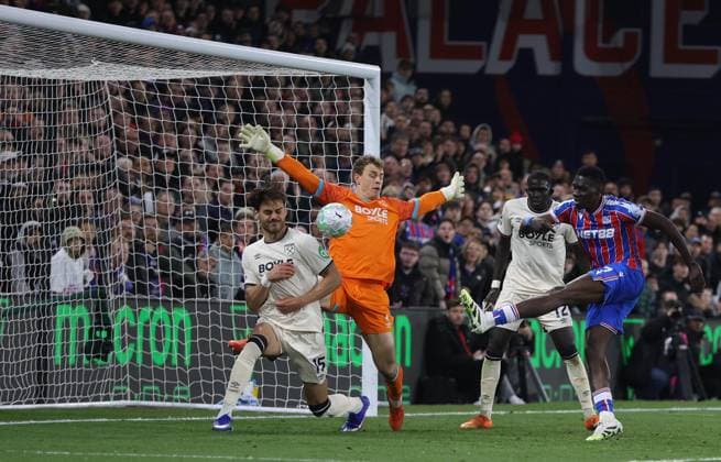 Premier League - Crystal Palace FC and West Ham United LONDON, ENGLAND, APRIL 20: Ismaila Sarr of Crystal Palace scores a goal but is disallowed by Video Assistant Referee VAR for a handball by Jean-Philippe Mateta of Crystal Palace during the Premier League match between Crystal Palace FC v West Ham United FC at Selhurst Park Stadium, London, England, on April 20. (Photo by Daniel Weir) London Selhurst Park Stadium England Copyright: xDanielxWeir SportsxPressxPhotox Sportspressphoto_SPR133786