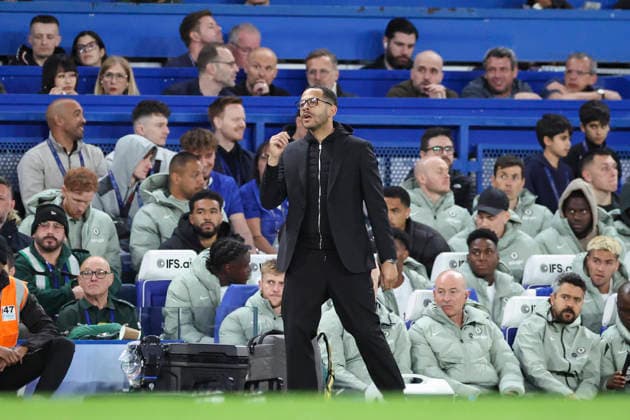 Chelsea v Manchester United, ManU Premier League Chelsea Manager Liam Rosenior gestures during the Chelsea v Manchester United Premier League match at Stamford Bridge, London, England on 18 April 2026 Credit: Phil Duncan Every Second Media Editorial use only. All images are copyright Every Second Media Limited. No images may be reproduced without prior permission. All rights reserved. Premier League and Football League images are subject to licensing agreements with Football DataCo Limited. see https: www.football-dataco.com Copyright: xIMAGO EveryxSecondxMediax ESM-1917-0124 PhilxDuncanx xEveryxSecondxMediax