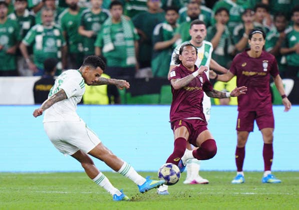 Football: ACLE Galeno (L) of Saudi Arabia s Al Ahli scores the equalizer in the second half of an Asian Champions League Elite semifinal match against Japan s Vissel Kobe on April 20, 2026, in Jeddah, Saudi Arabia.  A14AA0005479561P
