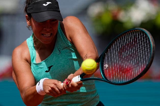 April 21, 2026, Madrid, Madrid, Spain: Jessica Bouzas of Spain plays against Beatriz Haddad Maia of Brazil during the Mutua Madrid Open 2026, ATP, Tennis Herren Masters 1000 and WTA, Tennis Damen 1000, at La Caja Magica on April 21, 2026 in Madrid, Spain. Madrid Spain - ZUMAa181 20260421_zaa_a181_103 Copyright: xOscarxJ.xBarrosox
