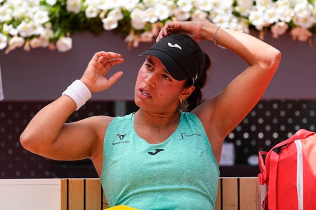 April 21, 2026, Madrid, Madrid, Spain: Jessica Bouzas of Spain plays against Beatriz Haddad Maia of Brazil during the Mutua Madrid Open 2026, ATP, Tennis Herren Masters 1000 and WTA, Tennis Damen 1000, at La Caja Magica on April 21, 2026 in Madrid, Spain. Madrid Spain - ZUMAa181 20260421_zaa_a181_115 Copyright: xOscarxJ.xBarrosox