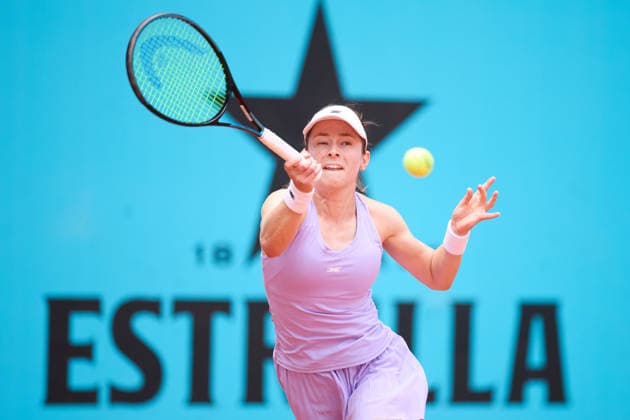 Mutua Madrid Open - Day Two Katie Volynets of United States plays a forehand against Tamara Korpatsch of Germany during the GirlÕs Singles match on day two of the Mutua Madrid Open at Caja Magica on April 21, 2026, in Madrid, Spain. Madrid Caja Magica Madrid Spain RL_MMO2K26_000226 Copyright: xRicardoxLarreinax