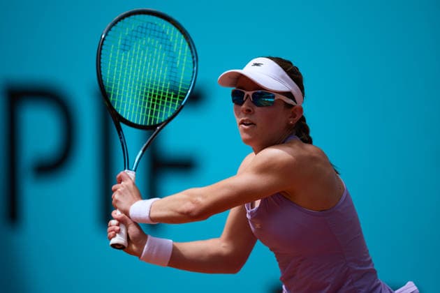 Mutua Madrid Open - Day Two Katie Volynets of United States plays a backhand against Tamara Korpatsch of Germany during the GirlÕs Singles match on day two of the Mutua Madrid Open at Caja Magica on April 21, 2026, in Madrid, Spain. Madrid Caja Magica Madrid Spain RL_MMO2K26_000237 Copyright: xRicardoxLarreinax