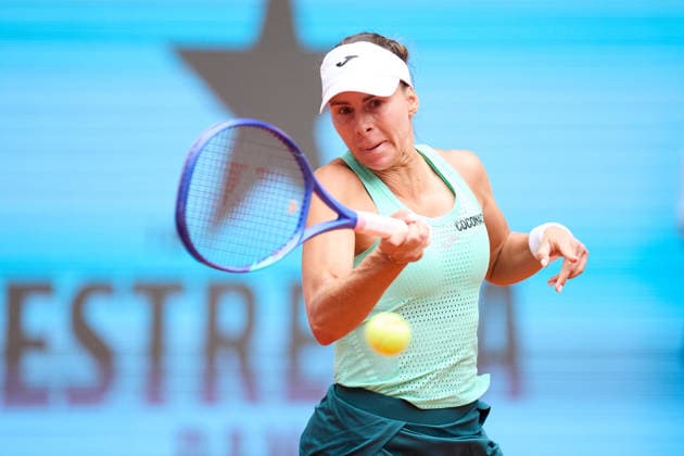 Mutua Madrid Open - Day Two Magda Linette of Poland plays a forehand against Robin Montgomery of United States during the GirlÕs Singles match on day two of the Mutua Madrid Open at Caja Magica on April 21, 2026, in Madrid, Spain. Madrid Caja Magica Madrid Spain RL_MMO2K26_000289 Copyright: xRicardoxLarreinax