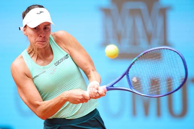 Mutua Madrid Open - Day Two Magda Linette of Poland plays a backhand against Robin Montgomery of United States during the GirlÕs Singles match on day two of the Mutua Madrid Open at Caja Magica on April 21, 2026, in Madrid, Spain. Madrid Caja Magica Madrid Spain RL_MMO2K26_000296 Copyright: xRicardoxLarreinax