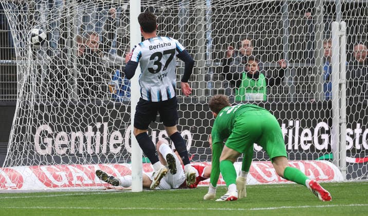 21.04.2026, Deutschland, Stuttgart, Fussball Regionalliga Südwest, SV Stuttgarter Kickers vs. TSG Balingen, 1:0 Tor, Torschütze Flamur Berisha (Kickers) *** 21 04 2026, Germany, Stuttgart, Soccer Regionalliga Südwest, SV Stuttgarter Kickers vs TSG Balingen, 1 0 Goal, Scorer Flamur Berisha Kickers