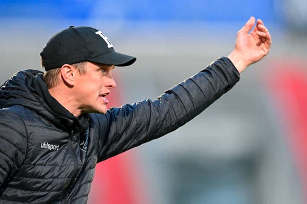 Trainer Sven Bender (Unterhaching) gibt Anweisungen, gestikuliert, mit den Armen gestikulieren, gives instructions, gesticulate, Einzelbild, Aktion, Action, 21.04.2026, Unterhaching (Deutschland), Fussball, Regionalliga Bayern, SpVgg Unterhaching - SpVgg Hankofen-Hailing *** Coach Sven Bender Unterhaching gives instructions, gestures, gesticulates with arms, gives instructions, gesticulate, single image, action, action, 21 04 2026, Unterhaching Germany , Football, Regionalliga Bayern, SpVgg Unterhaching SpVgg Hankofen Hailing xslx