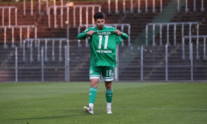 21.04.2026, Fussball, Herren, Regionalliga Südwest, Saison 2025 2026, FC 08 Homburg - SV Eintracht Trier 05, Miguel Fernandes Goncalves (FC 08 Homburg) jubelt nach seinem Tor zum 1:1 mit dem Trikot von Markus Mendler (FC 08 Homburg) Homburg Waldstadion Saarland Deutschland (DEU) *** 21 04 2026, Football, Men, Regionalliga Südwest, Season 2025 2026, FC 08 Homburg SV Eintracht Trier 05, Miguel Fernandes Goncalves FC 08 Homburg celebrates after his goal to 1 1 with the jersey of Markus Mendler FC 08 Homburg Homburg Waldstadion Saarland Germany DEU Copyright: xFabianxKleerx