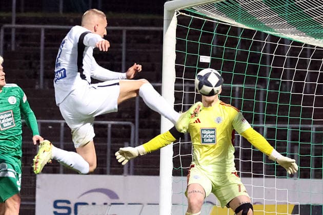 21.04.2026, xrekx, Fussball Regionalliga Suedwest, FC Homburg - Eintracht Trier v.l. Torschuss zum 1:2 durch Jannis Held (SV Eintracht Trier 05) Michael Gelt (FC 08 Homburg) (DFL DFB REGULATIONS PROHIBIT ANY USE OF PHOTOGRAPHS as IMAGE SEQUENCES and or QUASI-VIDEO) Homburg *** 21 04 2026, xrekx, Soccer Regionalliga Suedwest, FC Homburg Eintracht Trier v l Goal shot to 1 2 by Jannis Held SV Eintracht Trier 05 Michael Gelt FC 08 Homburg DFL DFB REGULATIONS PROHIBIT ANY USE OF PHOTOGRAPHS as IMAGE SEQUENCES and or QUASI VIDEO Homburg