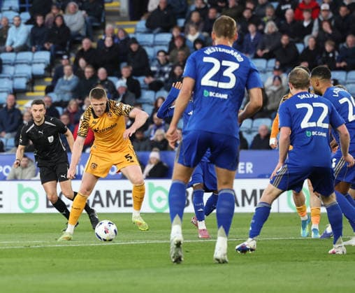 Leicester City v Hull City Sky Bet Championship John Lundstram of Hull City shoots at goal during the Sky Bet Championship match at the King Power Stadium, Leicester 21 04 2026 UK Newspapers OUT Copyright: xAndyxSumnerx FIL-23317-0156