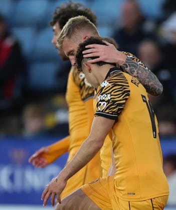 Leicester City v Hull City Sky Bet Championship Oliver McBurnie of Hull City and Mohamed Belloumi of Hull City celebrates the first goal during the Sky Bet Championship match at the King Power Stadium, Leicester 21 04 2026 UK Newspapers OUT Copyright: xAndyxSumnerx FIL-23317-0158