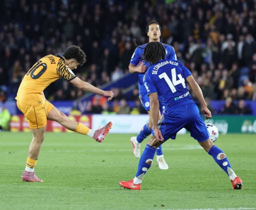 Leicester City v Hull City Sky Bet Championship Mohamed Belloumi of Hull City shoots at goal during the Sky Bet Championship match at the King Power Stadium, Leicester 21 04 2026 UK Newspapers OUT Copyright: xAndyxSumnerx FIL-23317-0184