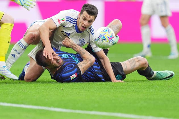 Inter Milan s Francesco Acerbi fights for the ball Como™s Anastasios Douvikas during the Frecciarossa Italian Cup 2025 2026 soccer match between Inter and Como at the San Siro Stadium in Milan, north Italy - Tuesday , April 21 , 2026. - Soccer .  Copyright: xSpada LaPressex