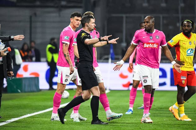 FOOTBALL : RC Lens vs Toulouse FC - Coupe de France - Demi-finale - 21 04 2026 Willy Delajod (Arbitre central) Djibril SidibÃ (Toulouse FC) LensFrance  Copyright: xBaptistexAutissierx
