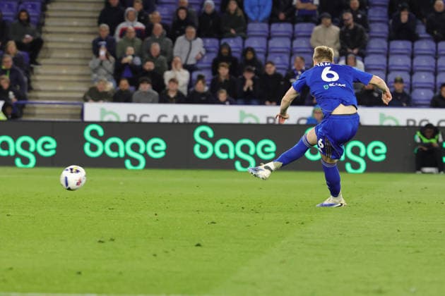 Leicester City v Hull City, EFL Sky Bet Championship GOAL 1-1 Leicester City midfielder Jordan James (6) scores from the spot during the EFL Sky Bet Championship match between Leicester City and Hull City at the King Power Stadium, Leicester, UK on 21 April 2026. Leicester King Power Stadium Leicestershire UK Editorial use only DataCo restrictions apply See www.football-dataco.com , Copyright: xJohnxMallettx PSI-24111-0055