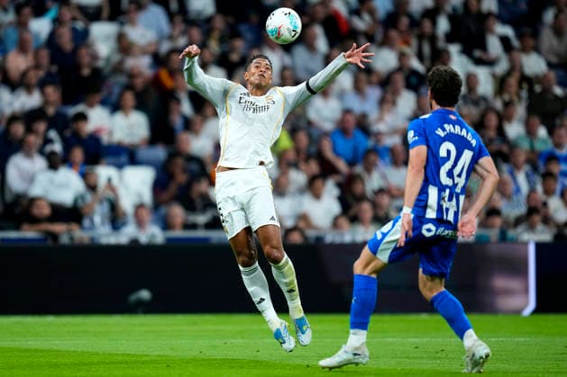 ESP: Real Madrid - Deportivo Alaves. La Liga EA Sports. Date 33 Jude Bellingham of Real Madrid CF and Victor Parada of Deportivo Alaves during the La Liga EA Sports match between Real Madrid and Deportivo Alaves played at Santiago Bernabeu Stadium on April 21, 2026 in Madrid. kpng Copyright: xCesarxCebollax xPRESSINPHOTOx PS_260421_RMA_ALA_2526_010