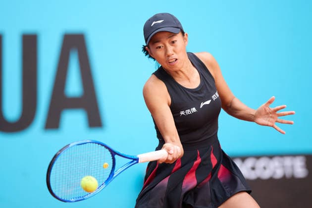 Mutua Madrid Open - Day Three Shuai Zhang of China plays a forehand against Eva Lys of Germany during the GirlÕs Singles match on day three of the Mutua Madrid Open at Caja Magica on April 22, 2026, in Madrid, Spain. Madrid Caja Magica Madrid Spain RL_MMO2K26_000425 Copyright: xRicardoxLarreinax
