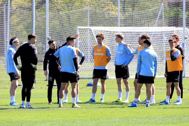 DEU, DFL, 2 FBL Hertha BSC, Training, 22 04 2026, Sportforum, Berlin, DEU, DFL, 2 FBL Hertha BSC, Training, im Bild Cheftrainer Stefan Leitl Hertha BSC Berlin , Hertha Spielerkreis DFL regulations prohibit any use of Photographs as image sequences and or quasi video nordphotoxGmbHx xEngler nph00076