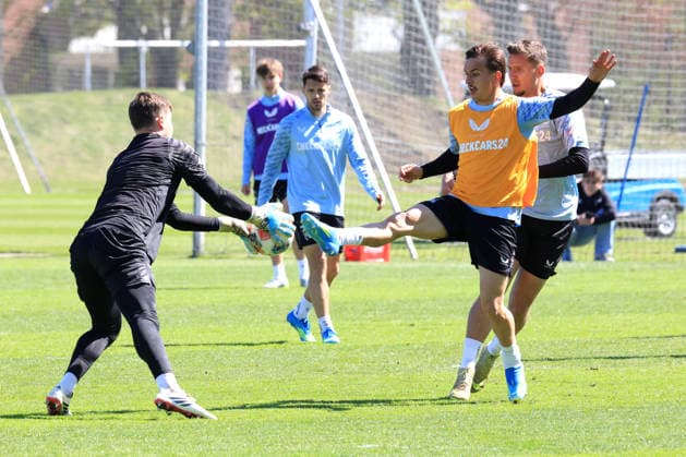 DEU, DFL, 2 FBL Hertha BSC, Training, 22 04 2026, Sportforum, Berlin, DEU, DFL, 2 FBL Hertha BSC, Training, im Bild Tjark Ernst Hertha BSC Berlin 1 , Michal Karbownik Hertha BSC Berlin 33 , Paul Seguin Hertha BSC Berlin 30 DFL regulations prohibit any use of Photographs as image sequences and or quasi video nordphotoxGmbHx xEngler nph00076