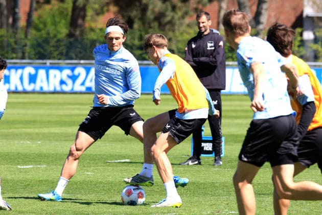 DEU, DFL, 2 FBL Hertha BSC, Training, 22 04 2026, Sportforum, Berlin, DEU, DFL, 2 FBL Hertha BSC, Training, im Bild Kennet Eichhorn Hertha BSC Berlin 23 , Fabian Reese Hertha BSC Berlin 11 DFL regulations prohibit any use of Photographs as image sequences and or quasi video nordphotoxGmbHx xEngler nph00076