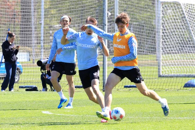 DEU, DFL, 2 FBL Hertha BSC, Training, 22 04 2026, Sportforum, Berlin, DEU, DFL, 2 FBL Hertha BSC, Training, im Bild Kennet Eichhorn Hertha BSC Berlin 23 , Marten Winkler Hertha BSC Berlin 22 , Fabian Reese Hertha BSC Berlin 11 DFL regulations prohibit any use of Photographs as image sequences and or quasi video nordphotoxGmbHx xEngler nph00076