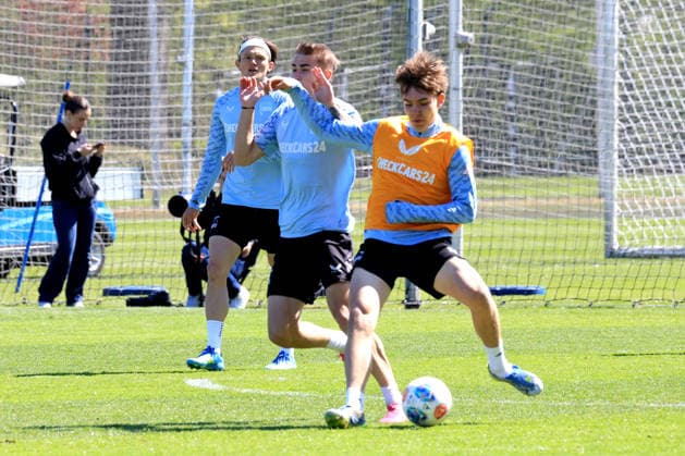 DEU, DFL, 2 FBL Hertha BSC, Training, 22 04 2026, Sportforum, Berlin, DEU, DFL, 2 FBL Hertha BSC, Training, im Bild Kennet Eichhorn Hertha BSC Berlin 23 , Marten Winkler Hertha BSC Berlin 22 , Fabian Reese Hertha BSC Berlin 11 DFL regulations prohibit any use of Photographs as image sequences and or quasi video nordphotoxGmbHx xEngler nph00076