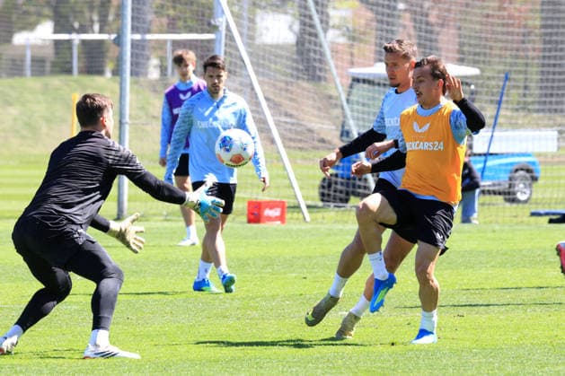 DEU, DFL, 2 FBL Hertha BSC, Training, 22 04 2026, Sportforum, Berlin, DEU, DFL, 2 FBL Hertha BSC, Training, im Bild Tjark Ernst Hertha BSC Berlin 1 , Michal Karbownik Hertha BSC Berlin 33 , Paul Seguin Hertha BSC Berlin 30 DFL regulations prohibit any use of Photographs as image sequences and or quasi video nordphotoxGmbHx xEngler nph00076