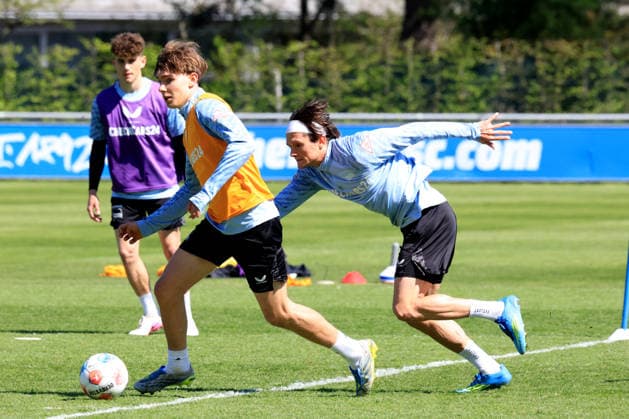DEU, DFL, 2 FBL Hertha BSC, Training, 22 04 2026, Sportforum, Berlin, DEU, DFL, 2 FBL Hertha BSC, Training, im Bild Kennet Eichhorn Hertha BSC Berlin 23 , Fabian Reese Hertha BSC Berlin 11 DFL regulations prohibit any use of Photographs as image sequences and or quasi video nordphotoxGmbHx xEngler nph00076