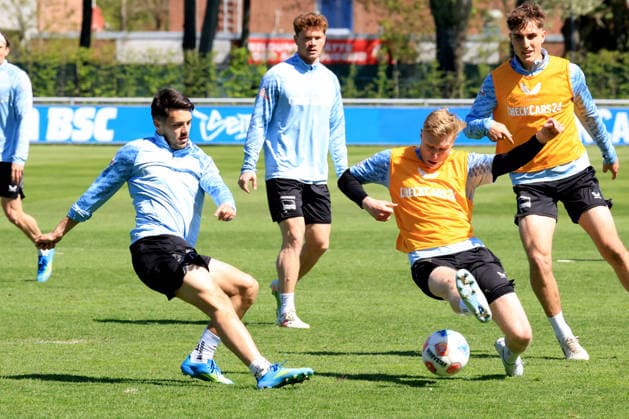 DEU, DFL, 2 FBL Hertha BSC, Training, 22 04 2026, Sportforum, Berlin, DEU, DFL, 2 FBL Hertha BSC, Training, im Bild Leon Jensen Hertha BSC Berlin 5 , Julian Eitschberger Hertha BSC Berlin 2 DFL regulations prohibit any use of Photographs as image sequences and or quasi video nordphotoxGmbHx xEngler nph00076