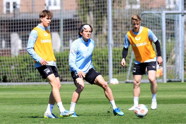 DEU, DFL, 2 FBL Hertha BSC, Training, 22 04 2026, Sportforum, Berlin, DEU, DFL, 2 FBL Hertha BSC, Training, im Bild Kennet Eichhorn Hertha BSC Berlin 23 , Fabian Reese Hertha BSC Berlin 11 , Julian Eitschberger Hertha BSC Berlin 2 DFL regulations prohibit any use of Photographs as image sequences and or quasi video nordphotoxGmbHx xEngler nph00076