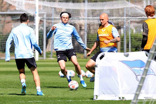 DEU, DFL, 2 FBL Hertha BSC, Training, 22 04 2026, Sportforum, Berlin, DEU, DFL, 2 FBL Hertha BSC, Training, im Bild Fabian Reese Hertha BSC Berlin 11 , Toni Leistner Hertha BSC Berlin 37 DFL regulations prohibit any use of Photographs as image sequences and or quasi video nordphotoxGmbHx xEngler nph00076