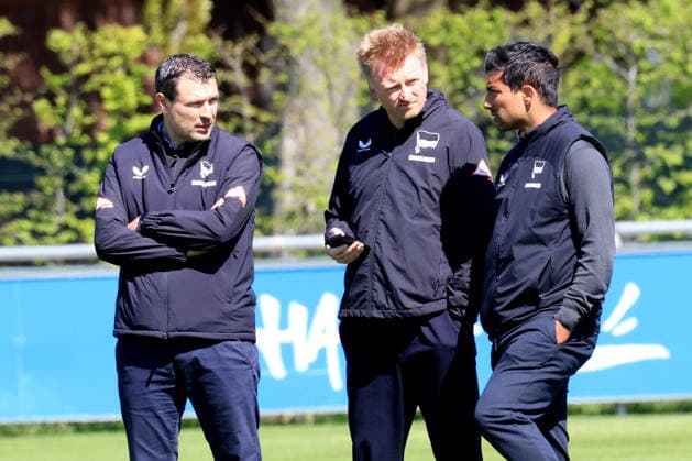 DEU, DFL, 2 FBL Hertha BSC, Training, 22 04 2026, Sportforum, Berlin, DEU, DFL, 2 FBL Hertha BSC, Training, im Bild Benjamin Weber Sportdirektor, Hertha BSC Berlin , Leiter Teammanagement Sami Allagui Hertha BSC DFL regulations prohibit any use of Photographs as image sequences and or quasi video nordphotoxGmbHx xEngler nph00076