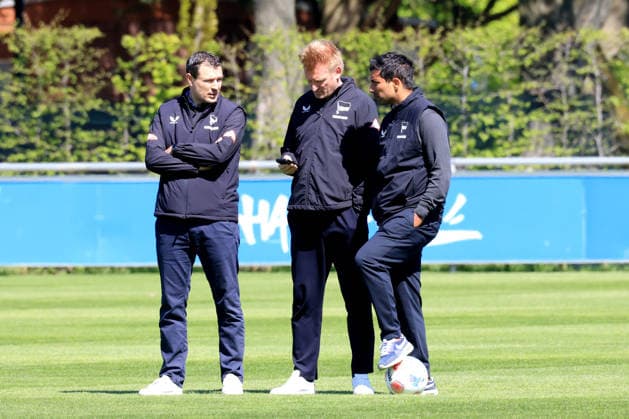 DEU, DFL, 2 FBL Hertha BSC, Training, 22 04 2026, Sportforum, Berlin, DEU, DFL, 2 FBL Hertha BSC, Training, im Bild Benjamin Weber Sportdirektor, Hertha BSC Berlin , Leiter Teammanagement Sami Allagui Hertha BSC DFL regulations prohibit any use of Photographs as image sequences and or quasi video nordphotoxGmbHx xEngler nph00076