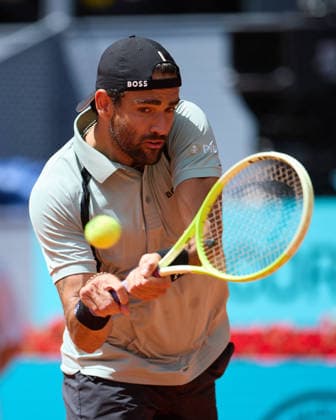 Mutua Madrid Open - Day Three Matteo Berrettini of Italy plays a backhand against Dino Prizmic of Croatia during the MenÕs Singles match on day three of the Mutua Madrid Open at Caja Magica on April 22, 2026, in Madrid, Spain. Madrid Caja Magica Madrid Spain RL_MMO2K26_000499 Copyright: xRicardoxLarreinax