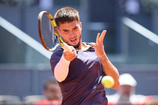 Mutua Madrid Open - Day Three Dino Prizmic of Croatia plays a forehand against Matteo Berrettini of Italy during the MenÕs Singles match on day three of the Mutua Madrid Open at Caja Magica on April 22, 2026, in Madrid, Spain. Madrid Caja Magica Madrid Spain RL_MMO2K26_000502 Copyright: xRicardoxLarreinax