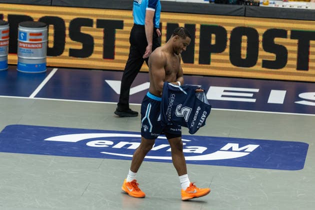 GER, ENBL VIMODROM Final 4, Semifinal 1, CSO Voluntari Dziki Warsaw 22 04 2026, Stadthalle, Weißenfels, GER, ENBL VIMODROM Final 4, Semifinal 1, CSO Voluntari Dziki Warsaw Mike Caffey CSO Voluntari, 5 gets his jersey too late  Photo Alexander Trienitz Weißenfels Stadthalle Sachsen Anhalt Germany