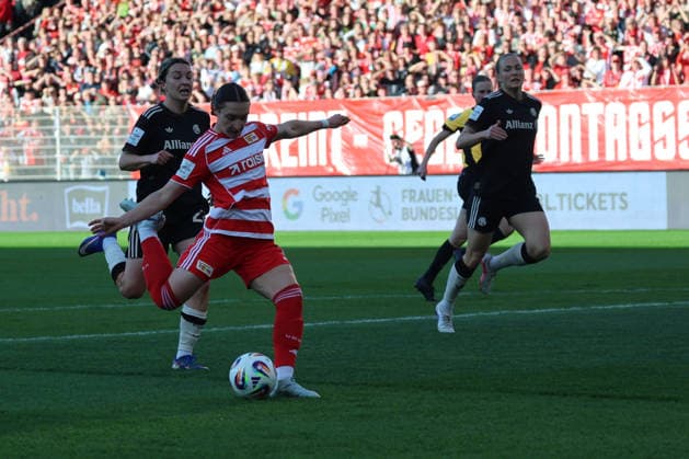 1 Soccer Bundesliga Women Union Berlin Bayern Munich, 22 04 2026 Goal, Sophie Weidauer Union Berlin, 9 scores for 1 1 into the goal Vanessa Gilles Bayern Muenchen, 2 cannot intervene, can no longer get the ball, during the match in the 1 Soccer Bundesliga Women Union Berlin Bayern Munich in Berlin, Stadion An der Alten Försterei , on 22 04 2026 DFB regulations prohibit any use of photographs as image sequences and or quasi video Copyright: xBEAUTIFULxSPORTS Frankex