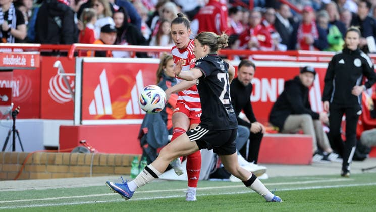 Anna Weiß on the ball, Franziska Kett duel Match scene Action Sport Football Soccer 1 Bundesliga Women Women 23 Matchday Season 2025 2026 22 04 2026 1 FC Union Berlin vs FC Bayern München FCB DFL regulations prohibit any use of photographs as image sequences and or quasi video