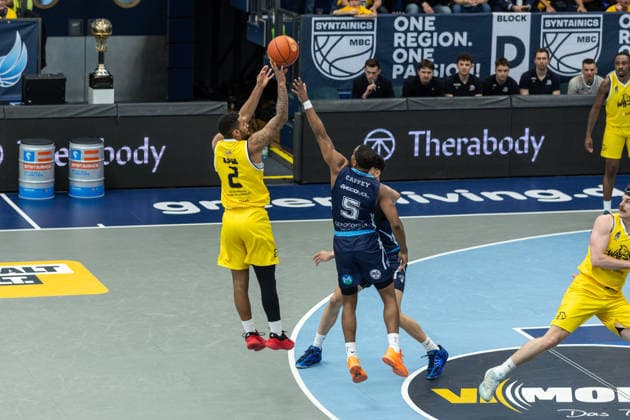 GER, ENBL VIMODROM Final 4, Semifinal 1, CSO Voluntari Dziki Warsaw 22 04 2026, Stadthalle, Weißenfels, GER, ENBL VIMODROM Final 4, Semifinal 1, CSO Voluntari Dziki Warsaw Darnell Edge Dziki Warsaw, 2 , Mike Caffey CSO Voluntari, 5 Â Foto Alexander Trienitz Weißenfels Stadthalle Sachsen Anhalt Germany