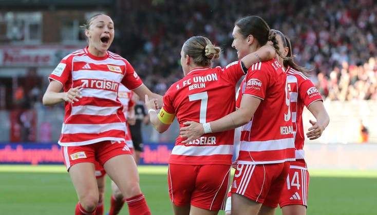 Sophie Weidauer cheers with teammates after scoring 1 1 Joy Emotion Cheering Sport Football Soccer 1 Bundesliga Women Women 23 Matchday Season 2025 2026 22 04 2026 1 FC Union Berlin vs FC Bayern München FCB DFL regulations prohibit any use of photographs as image sequences and or quasi video