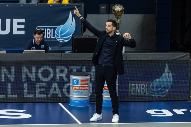 GER, ENBL VIMODROM Final 4, Semifinal 1, CSO Voluntari Dziki Warsaw 22 04 2026, Stadthalle, Weißenfels, GER, ENBL VIMODROM Final 4, Semifinal 1, CSO Voluntari Dziki Warsaw Marco Legovich Head Coach , Dziki Warsaw gives hand signal  Photo Alexander Trienitz Weißenfels Stadthalle Sachsen Anhalt Germany