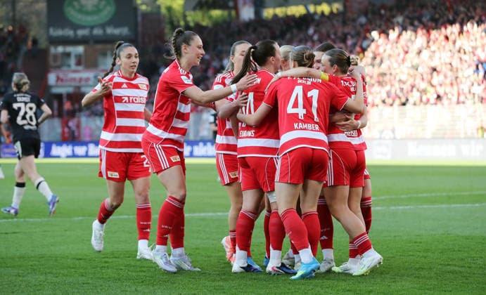 Sophie Weidauer cheers with teammates after scoring 1 1 Joy Emotion Cheering Sport Football Soccer 1 Bundesliga Women Women 23 Matchday Season 2025 2026 22 04 2026 1 FC Union Berlin vs FC Bayern München FCB DFL regulations prohibit any use of photographs as image sequences and or quasi video