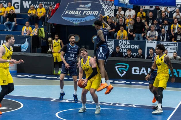 GER, ENBL VIMODROM Final 4, Halbfinale 1, CSO Voluntari - Dziki Warschau. 22.04.2026, Stadthalle, Weißenfels, GER, ENBL VIMODROM Final 4, Halbfinale 1, CSO Voluntari - Dziki Warschau. Bennett Vander Plas (Dziki Warschau, 0), Sacar Anim (CSO Voluntari, 1) Â Foto Alexander Trienitz Weißenfels Stadthalle Sachsen-Anhalt Deutschland *** GER, ENBL VIMODROM Final 4, Semifinal 1, CSO Voluntari Dziki Warsaw 22 04 2026, Stadthalle, Weißenfels, GER, ENBL VIMODROM Final 4, Semifinal 1, CSO Voluntari Dziki Warsaw Bennett Vander Plas Dziki Warsaw, 0 , Sacar Anim CSO Voluntari, 1 Â Foto Alexander Trienitz Weißenfels Stadthalle Sachsen Anhalt Germany