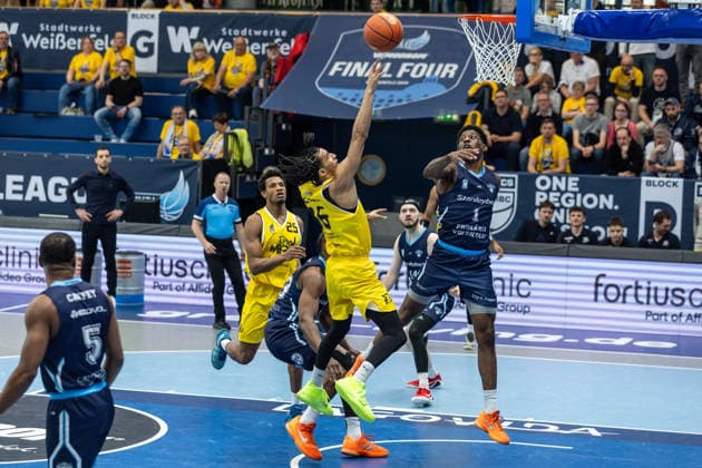 GER, ENBL VIMODROM Final 4, Semifinal 1, CSO Voluntari Dziki Warsaw 22 04 2026, Stadthalle, Weißenfels, GER, ENBL VIMODROM Final 4, Semifinal 1, CSO Voluntari Dziki Warsaw Tahlik Chavez Dziki Warsaw, 16 , Sacar Anim CSO Voluntari, 1 Â Foto Alexander Trienitz Weißenfels Stadthalle Sachsen Anhalt Germany